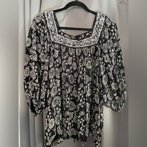 Blouse with flower print and embroidery front and back. Loose fitting.